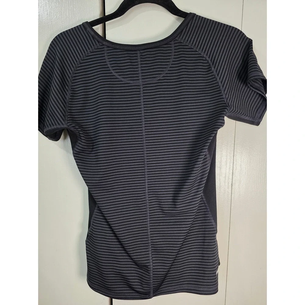 The North Face Womens VaporWick Striped Active Tee Grey Black Sz M Gorpcore gym - Picture 3 of 9